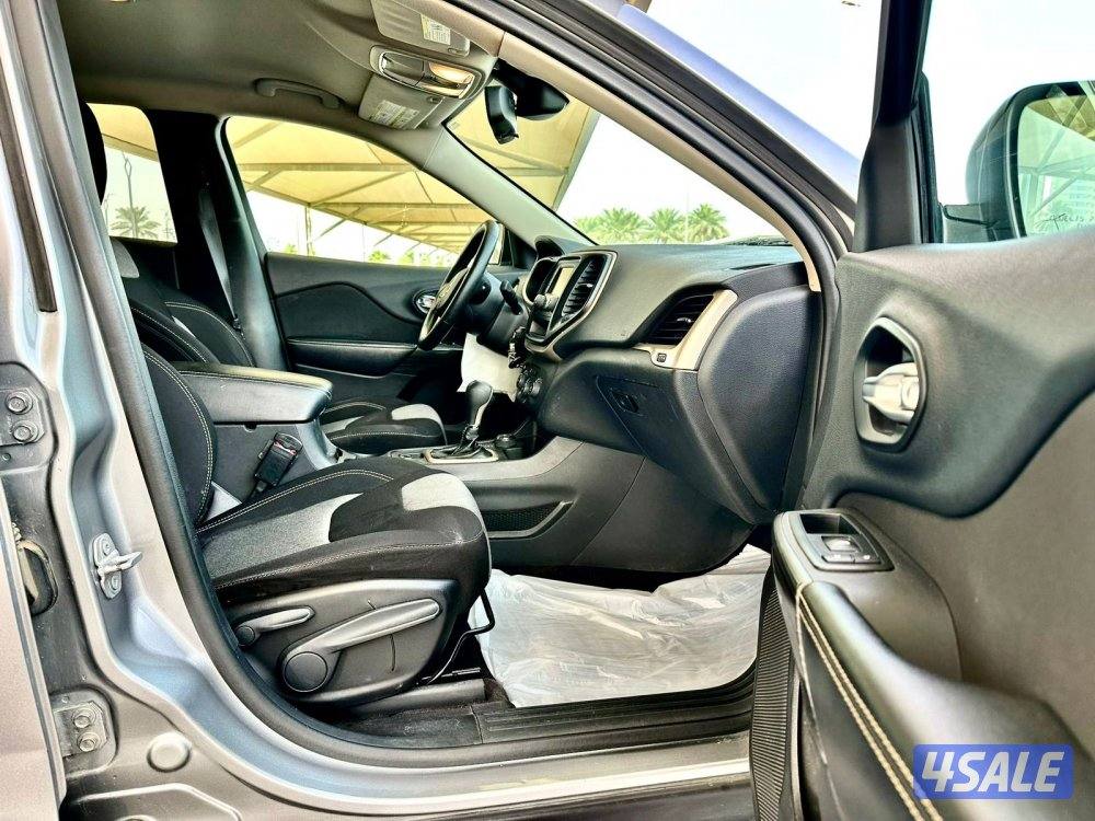 جيب شيروكي سبورت - الموديل:2016 - العداد:1768