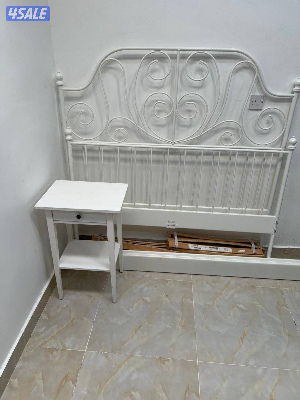 سرير نوم نوع اكيا مع طاولة بحاله ممتازه مع فرشتين طبية0