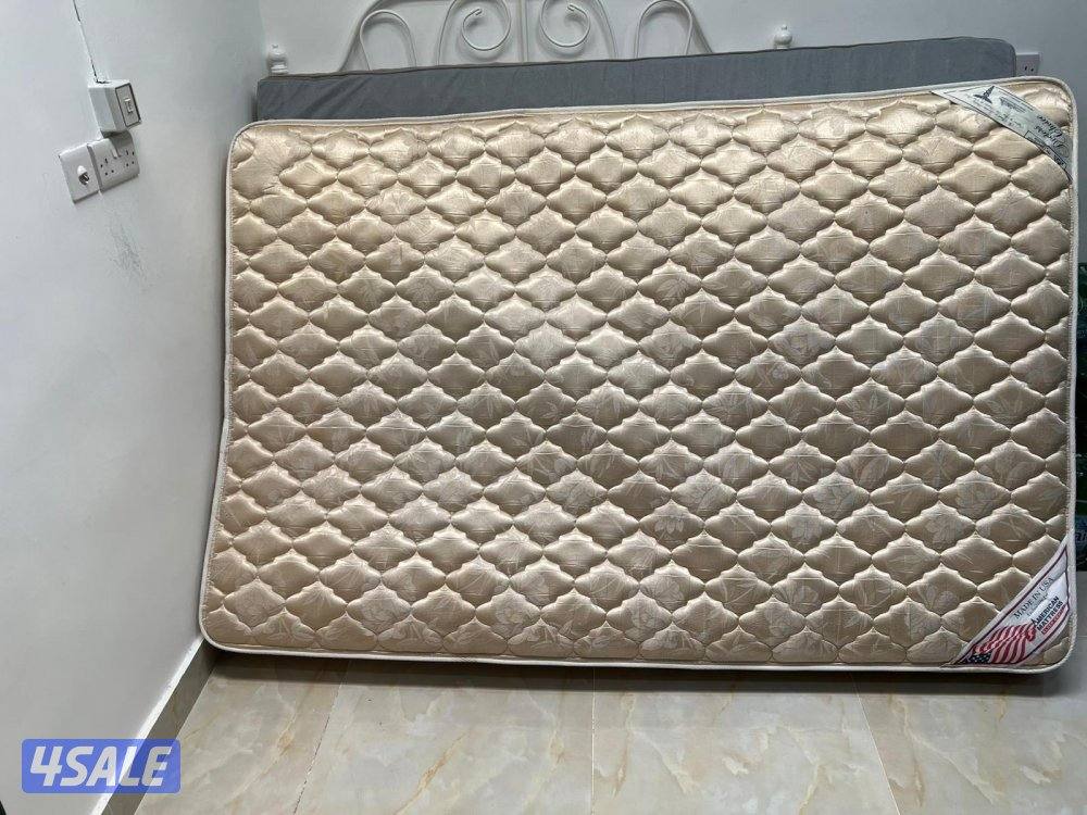 سرير نوم نوع اكيا مع طاولة بحاله ممتازه مع فرشتين طبية1