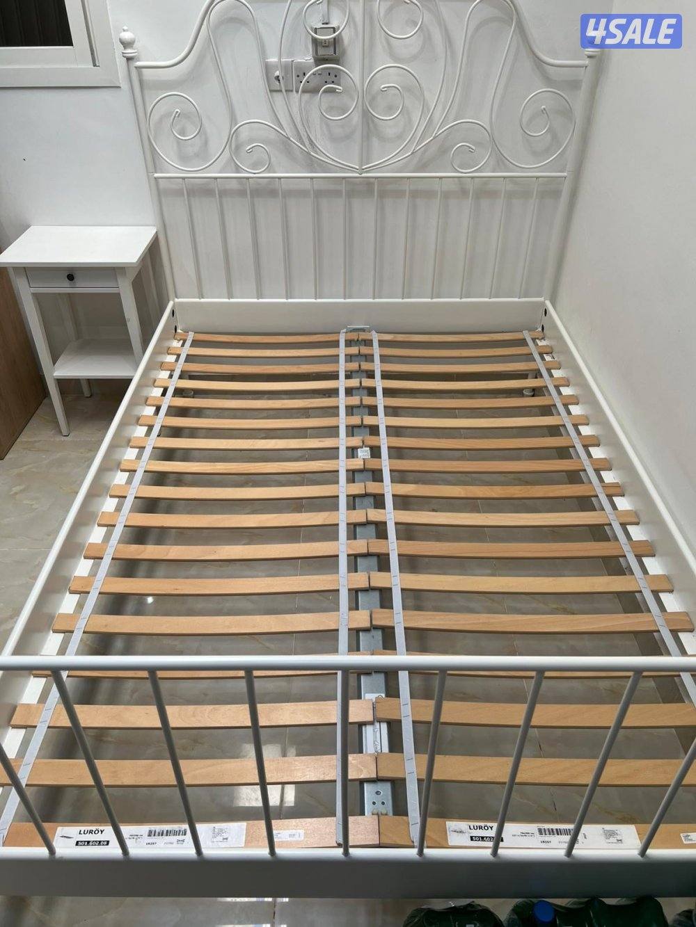 سرير نوم نوع اكيا مع طاولة بحاله ممتازه مع فرشتين طبية2