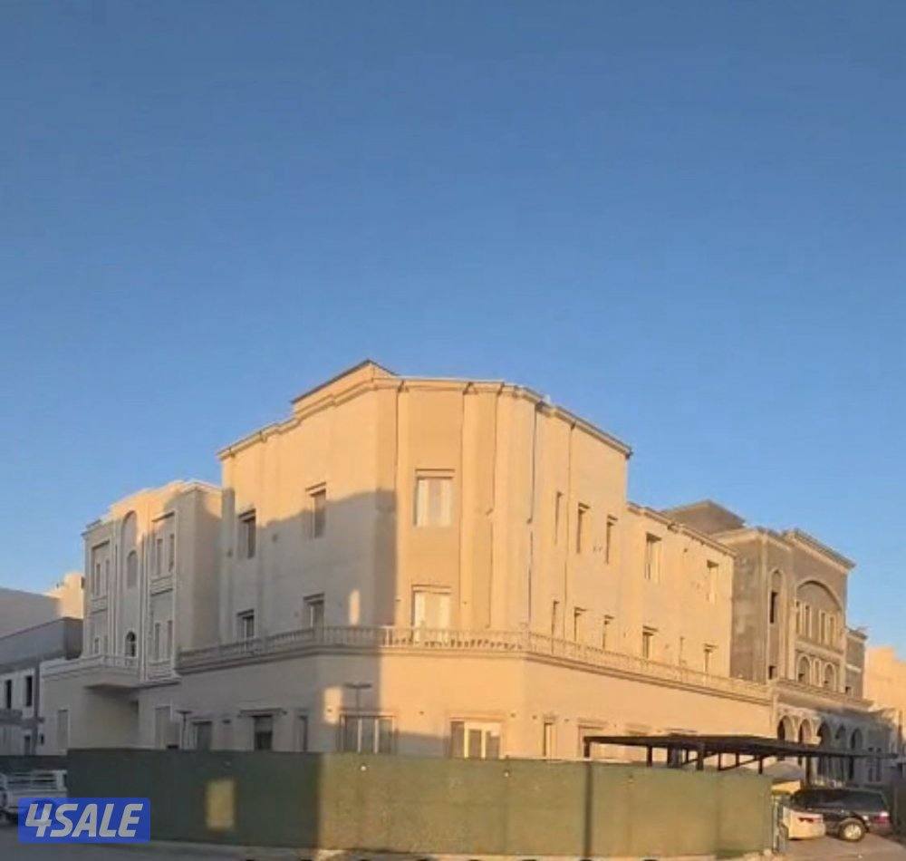 للبيع زاويه بالمطلاع 3 ادوار و ربع0