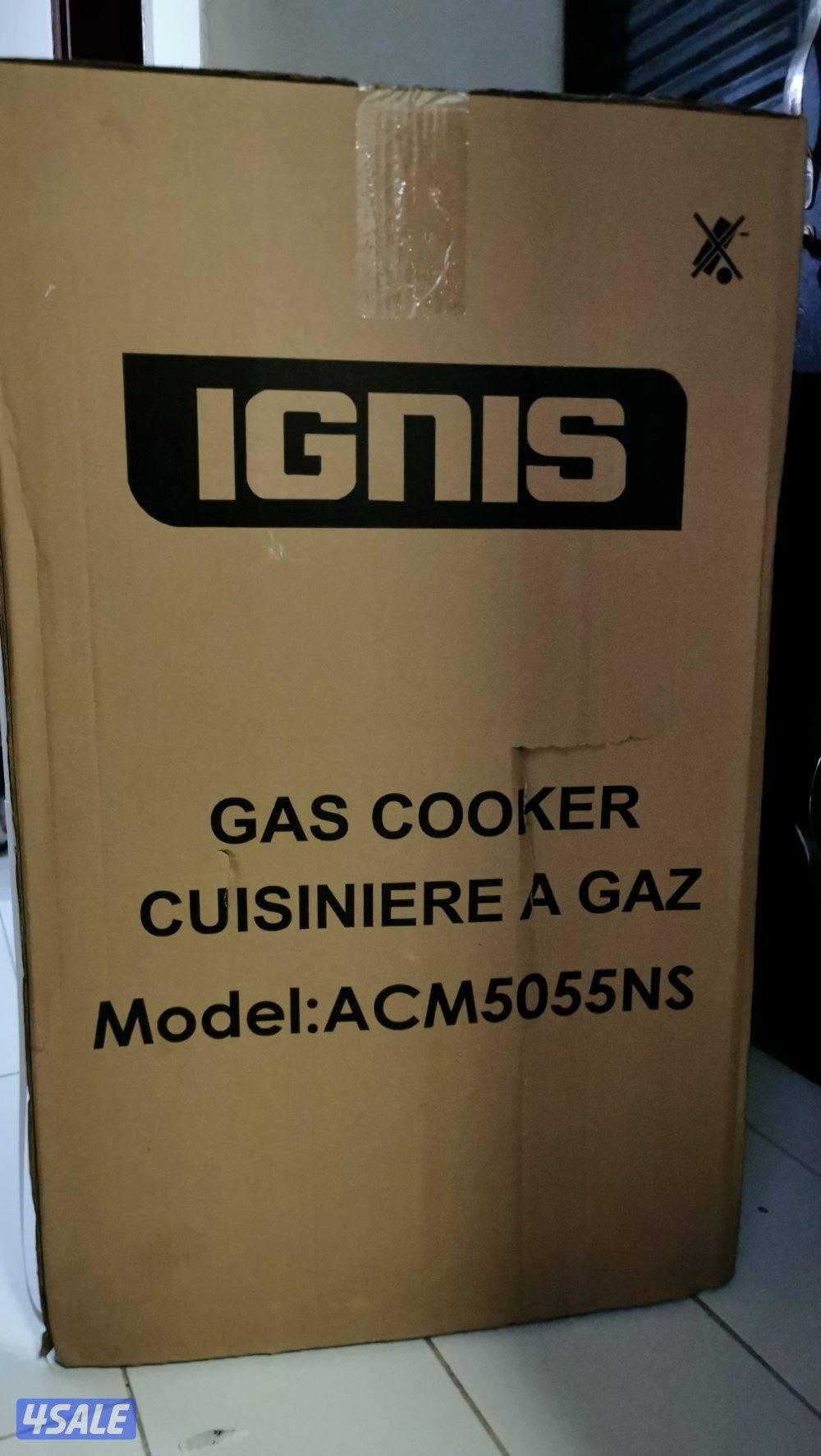 طباخ غاز إجنيس (Ignis) موديل ACM5055NS هو جهاز مطبخ فضي اللون بأربعة ش0