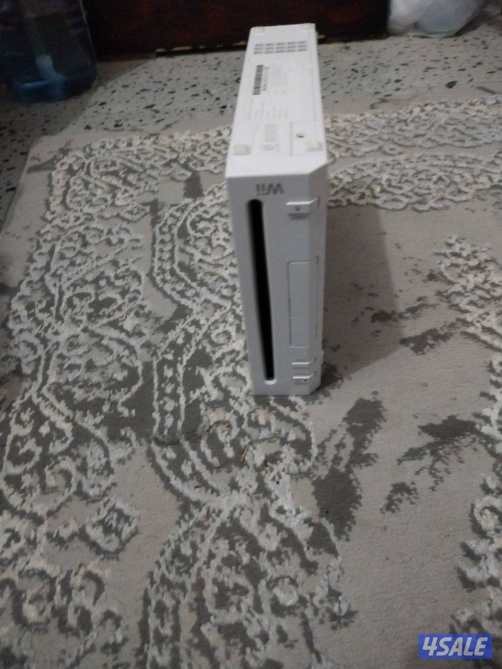 نيتيندو وي شغال مافيه شي بس بدون أغراض بس الجهاز و لو تبي تبدل عادي0