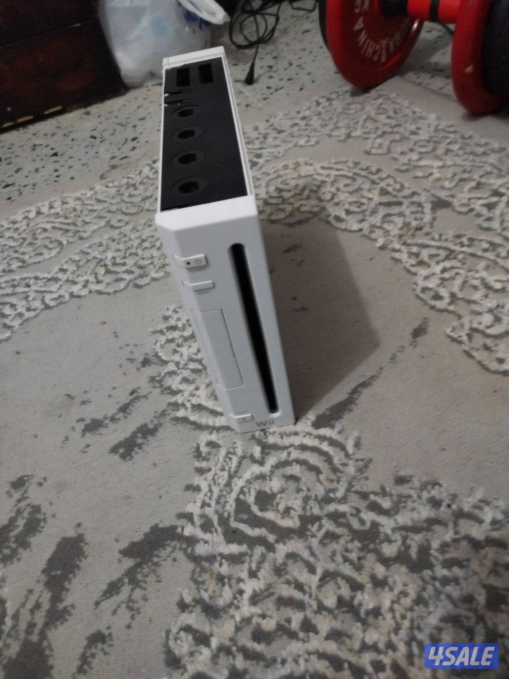 نيتيندو وي شغال مافيه شي بس بدون أغراض بس الجهاز و لو تبي تبدل عادي1