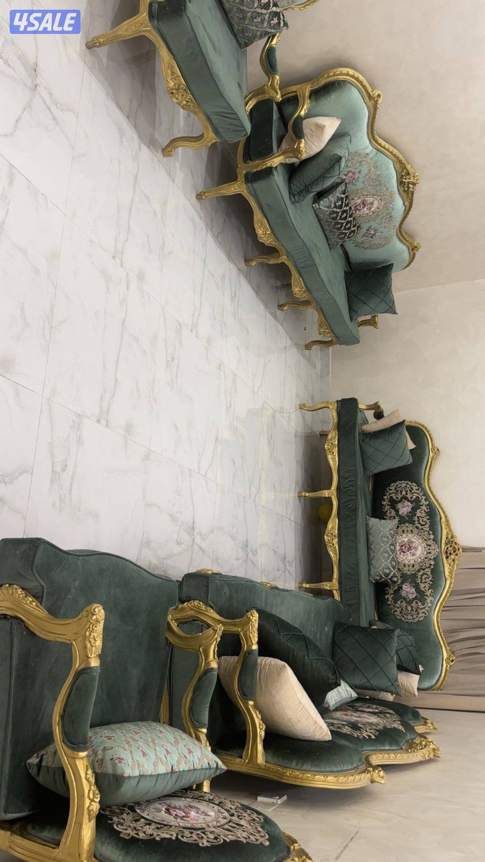 للبيع كنب مع طاولات جلسه كامله التواصل واتس اب 100 KD3