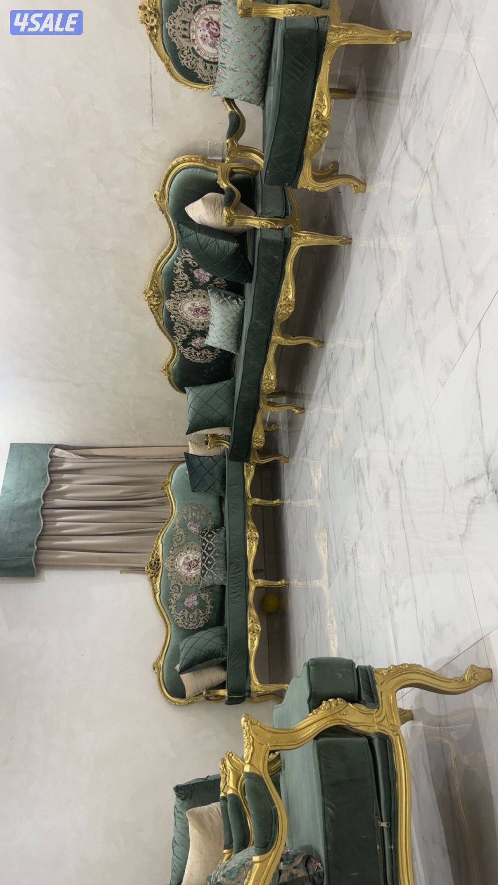 للبيع كنب مع طاولات جلسه كامله التواصل واتس اب 100 KD4