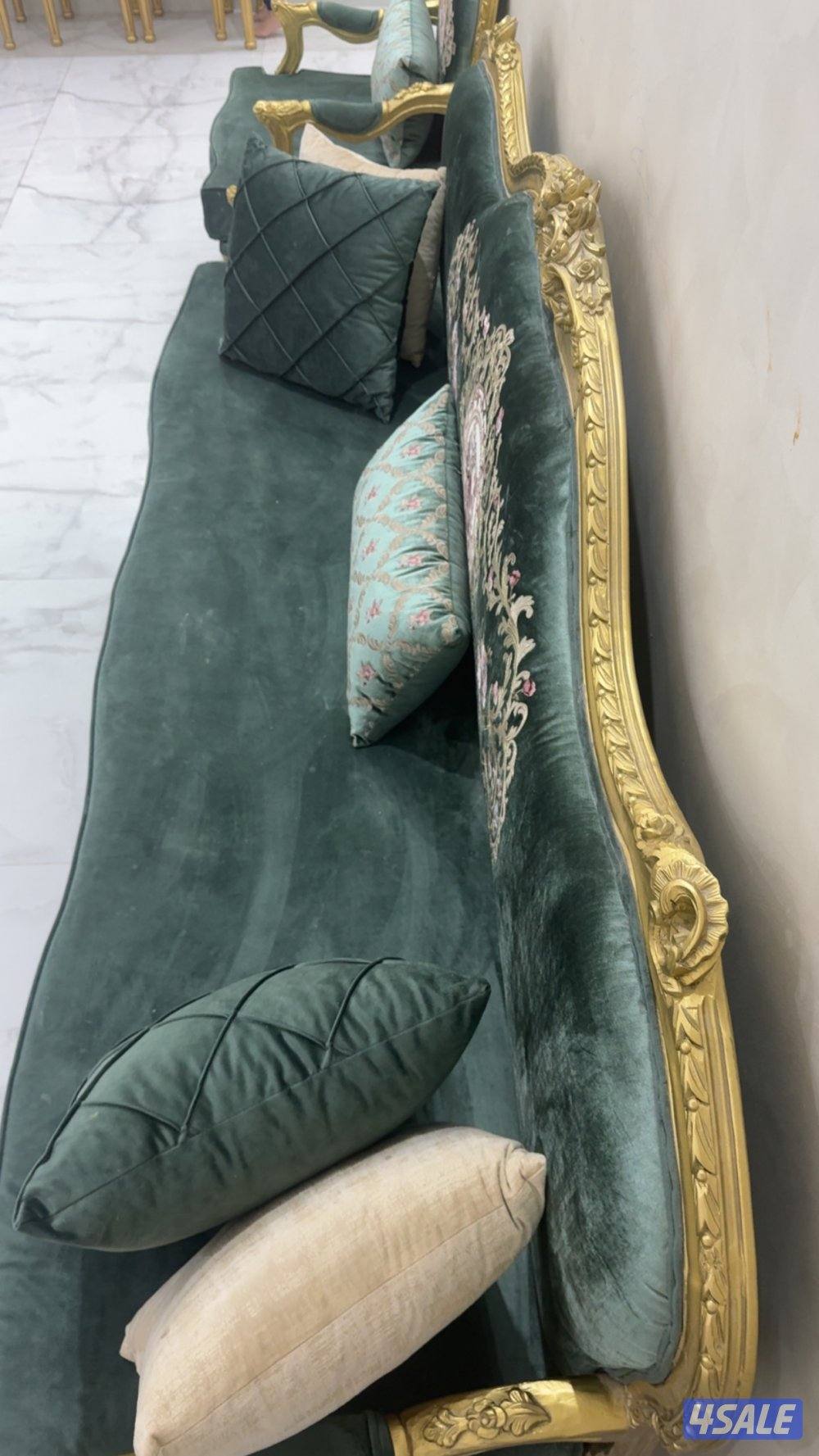 للبيع كنب مع طاولات جلسه كامله التواصل واتس اب 100 KD7