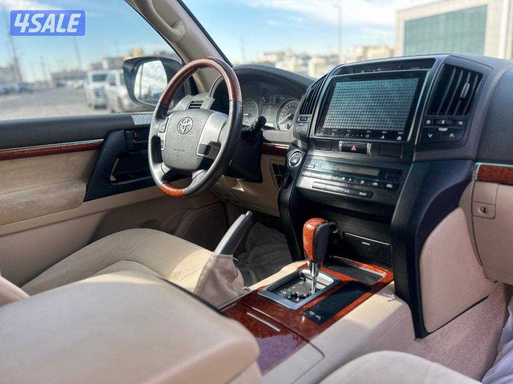 تويوتا لاند كروزر GX.R -V8
موديل 2014
ماشى 288.000 k.m 
وارد الساير7