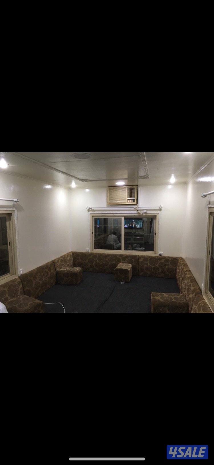 غرفه مع حمام مع فرش ومساند وتكيف1