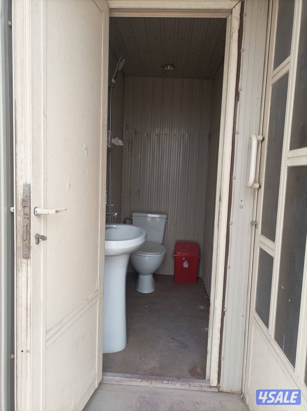 غرفه مع حمام مع فرش ومساند وتكيف0