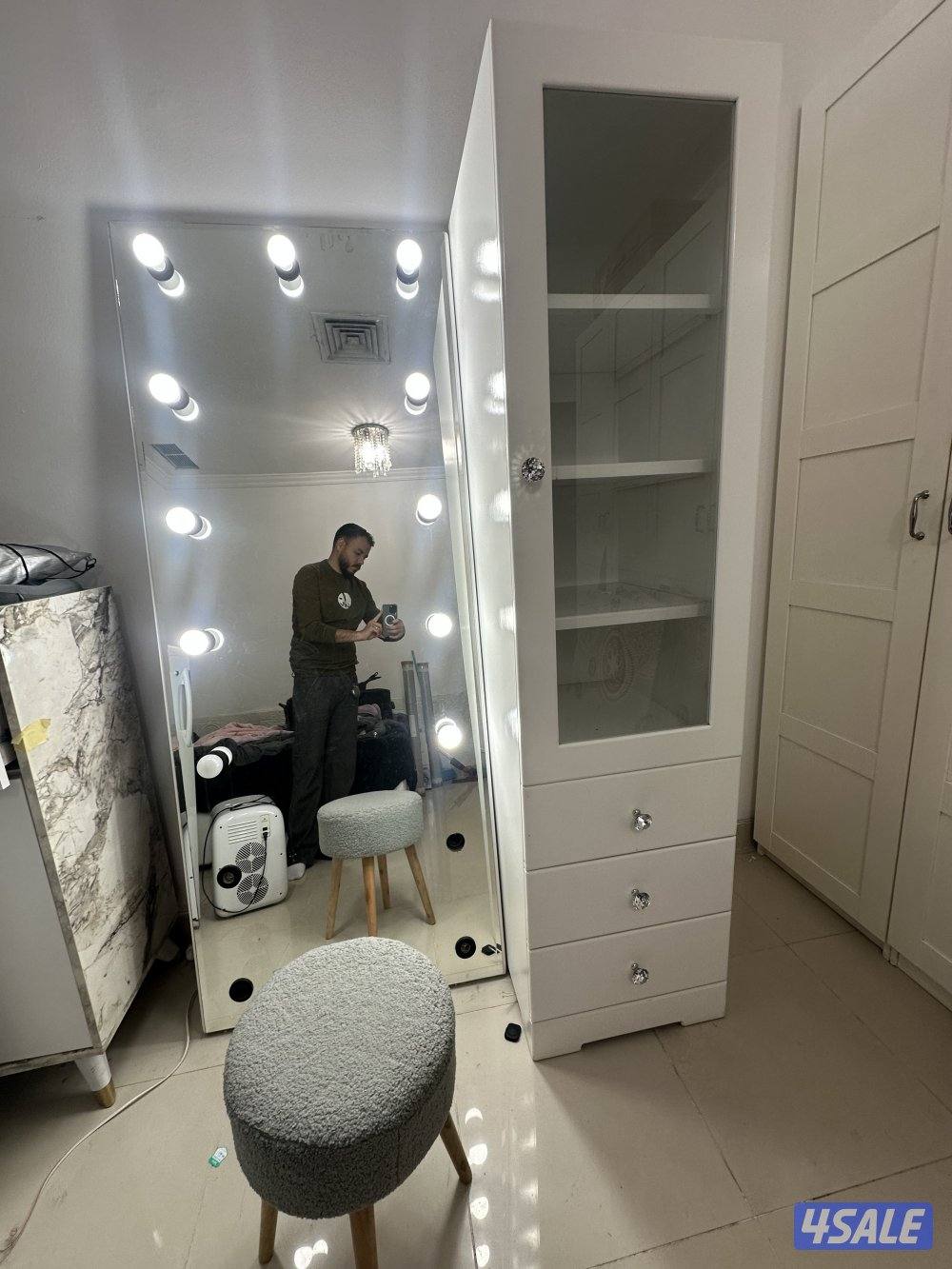 مرايه مع خزانه وكرسي0