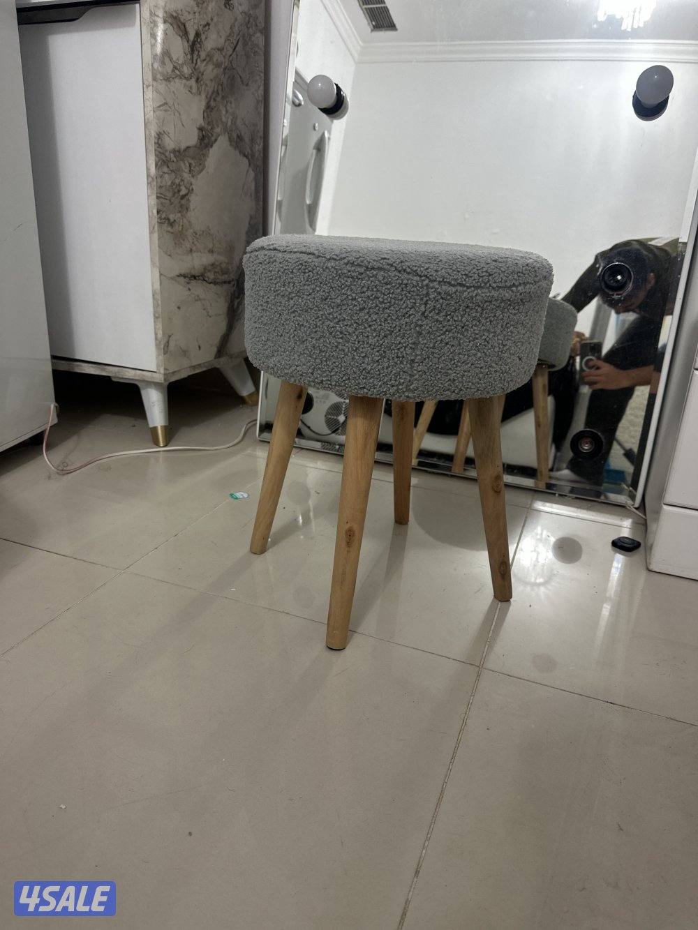 مرايه مع خزانه وكرسي3