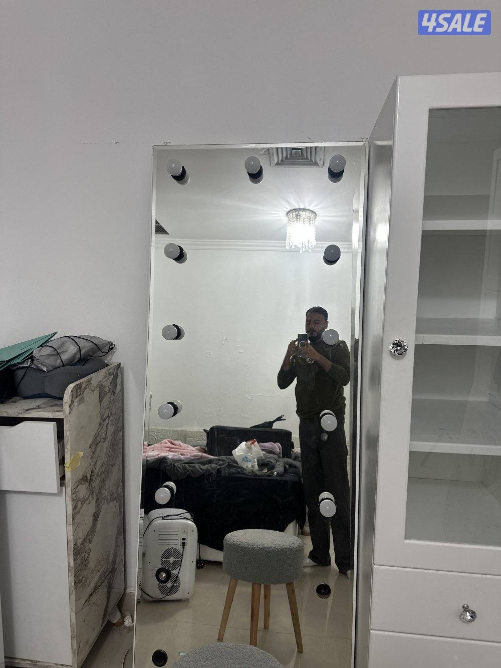 مرايه مع خزانه وكرسي4