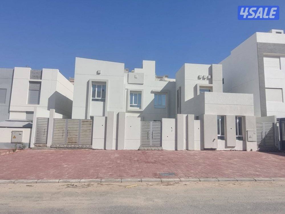 للبيع قسيمة بالوفرة دورين ٦٠٠م شارع واحد0