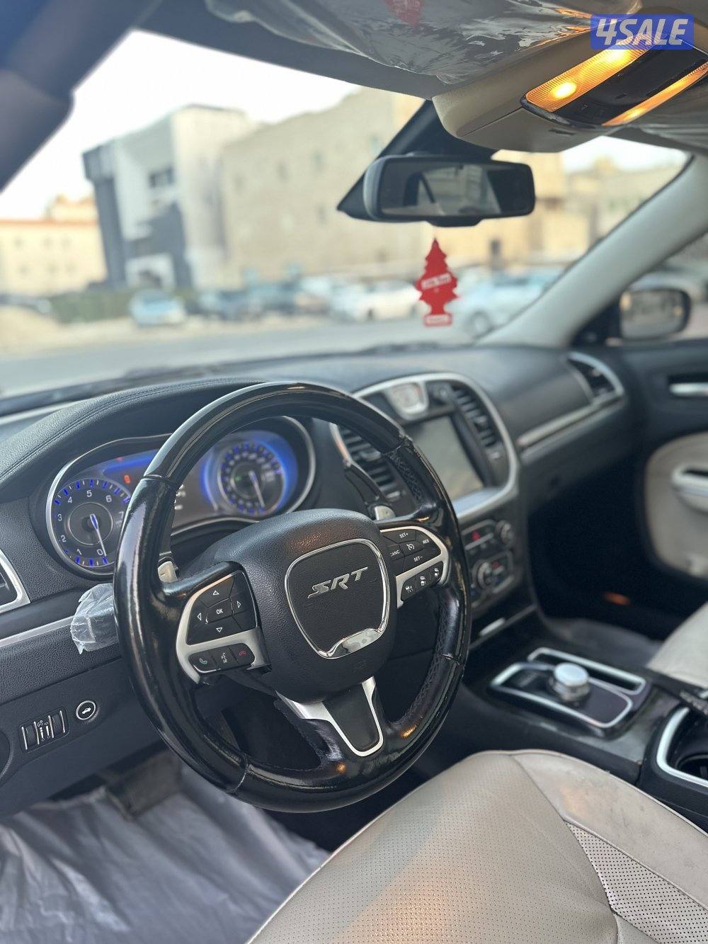 كرايزلر 5.7اعلى فئه V8 موصفاة عاليه عليه دعامية اس ارتي معا ليتات اصلي2