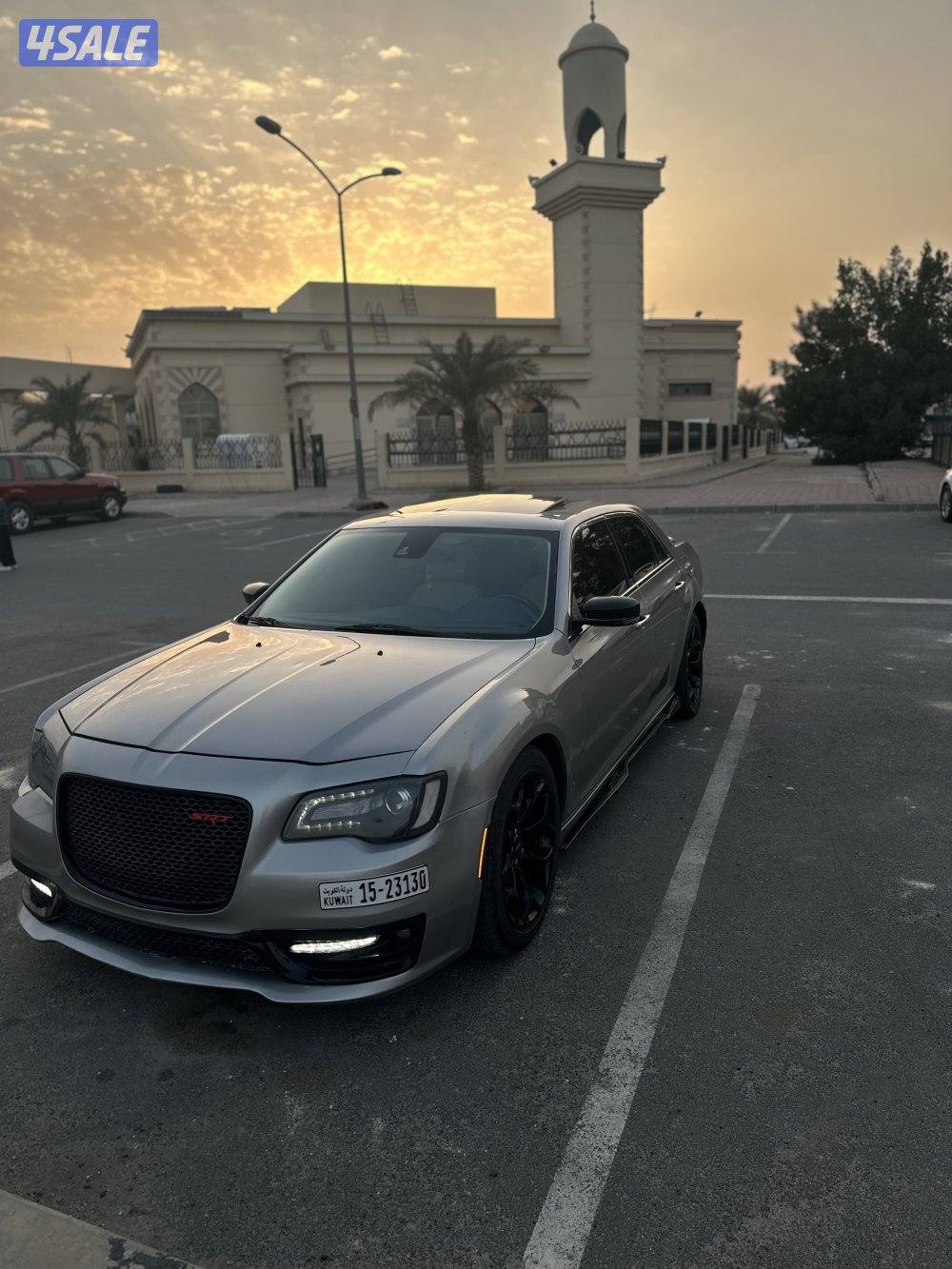 كرايزلر 5.7اعلى فئه V8 موصفاة عاليه عليه دعامية اس ارتي معا ليتات اصلي3