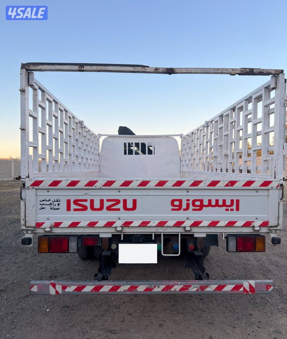 للبيع هاف لوري إيسوزو مزود بكرين سويدي0