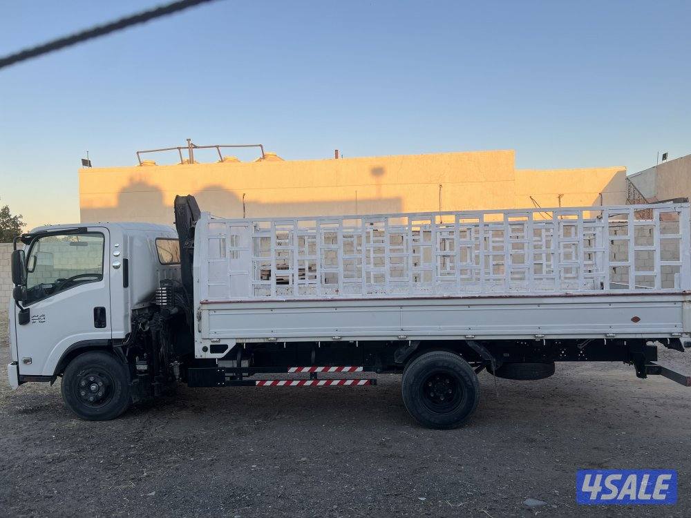 للبيع هاف لوري إيسوزو مزود بكرين سويدي2