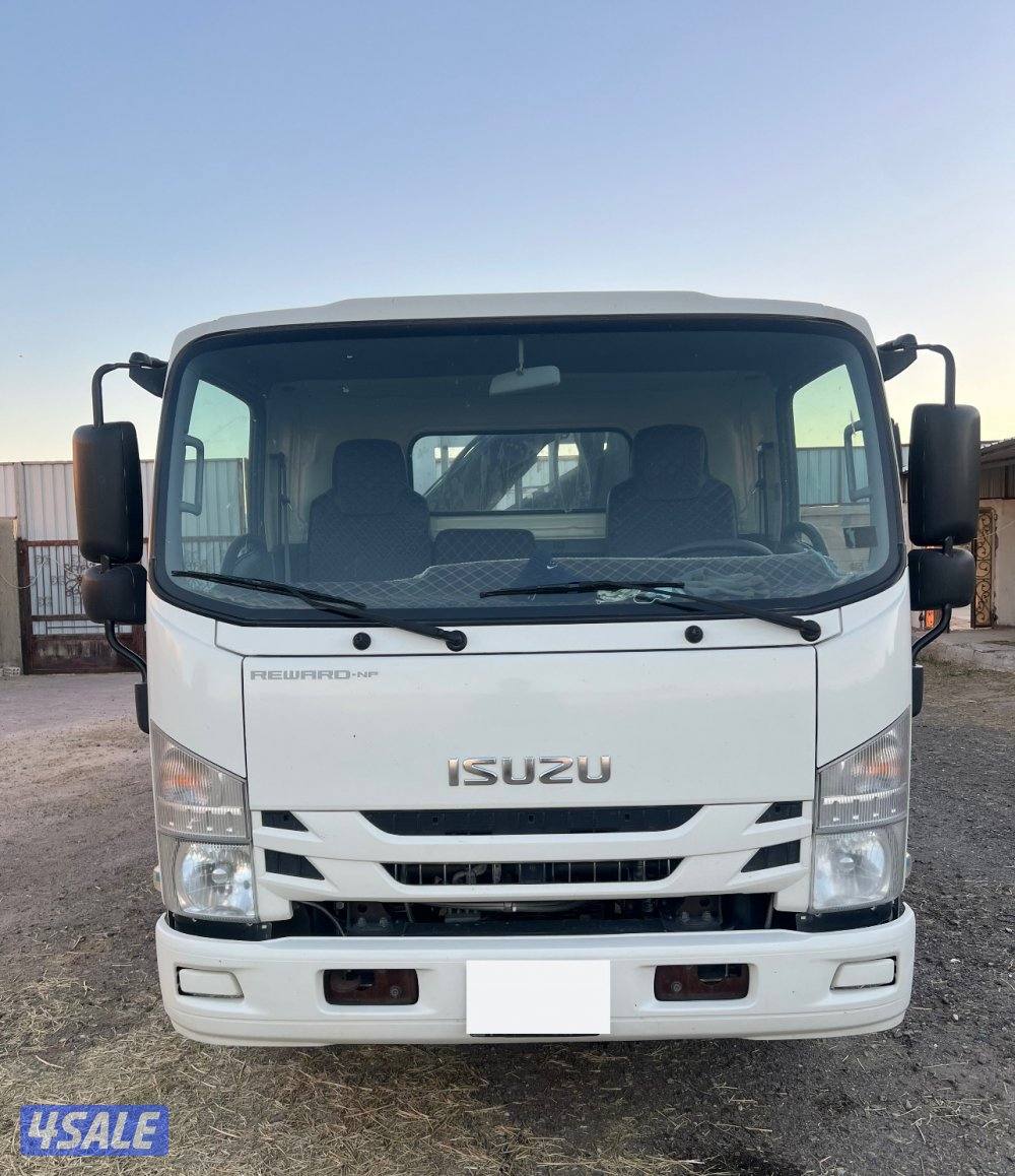 للبيع هاف لوري إيسوزو مزود بكرين سويدي3