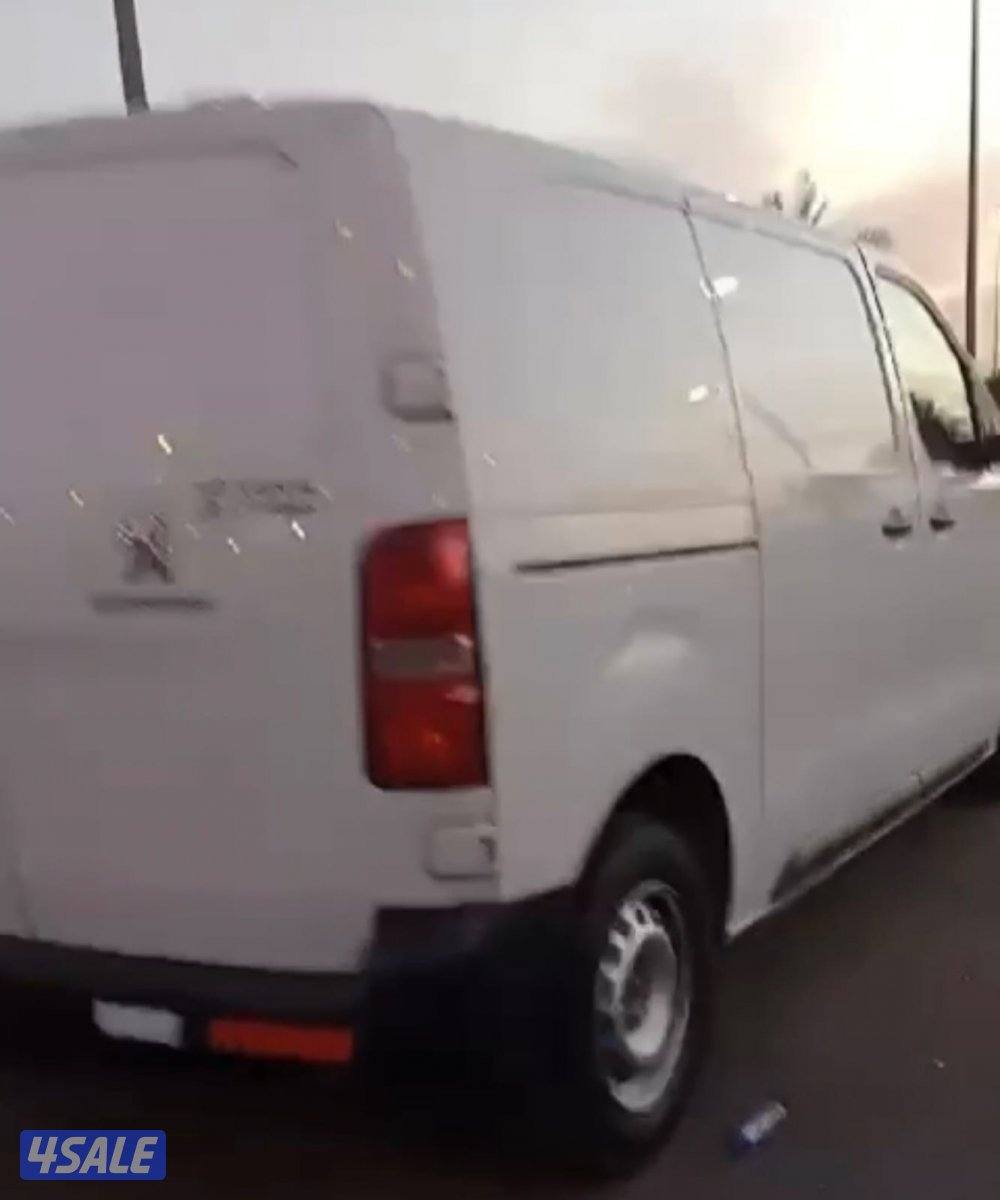 باص مقفل المكينه خربانه والباقي سليم وبحاله ممتازه5