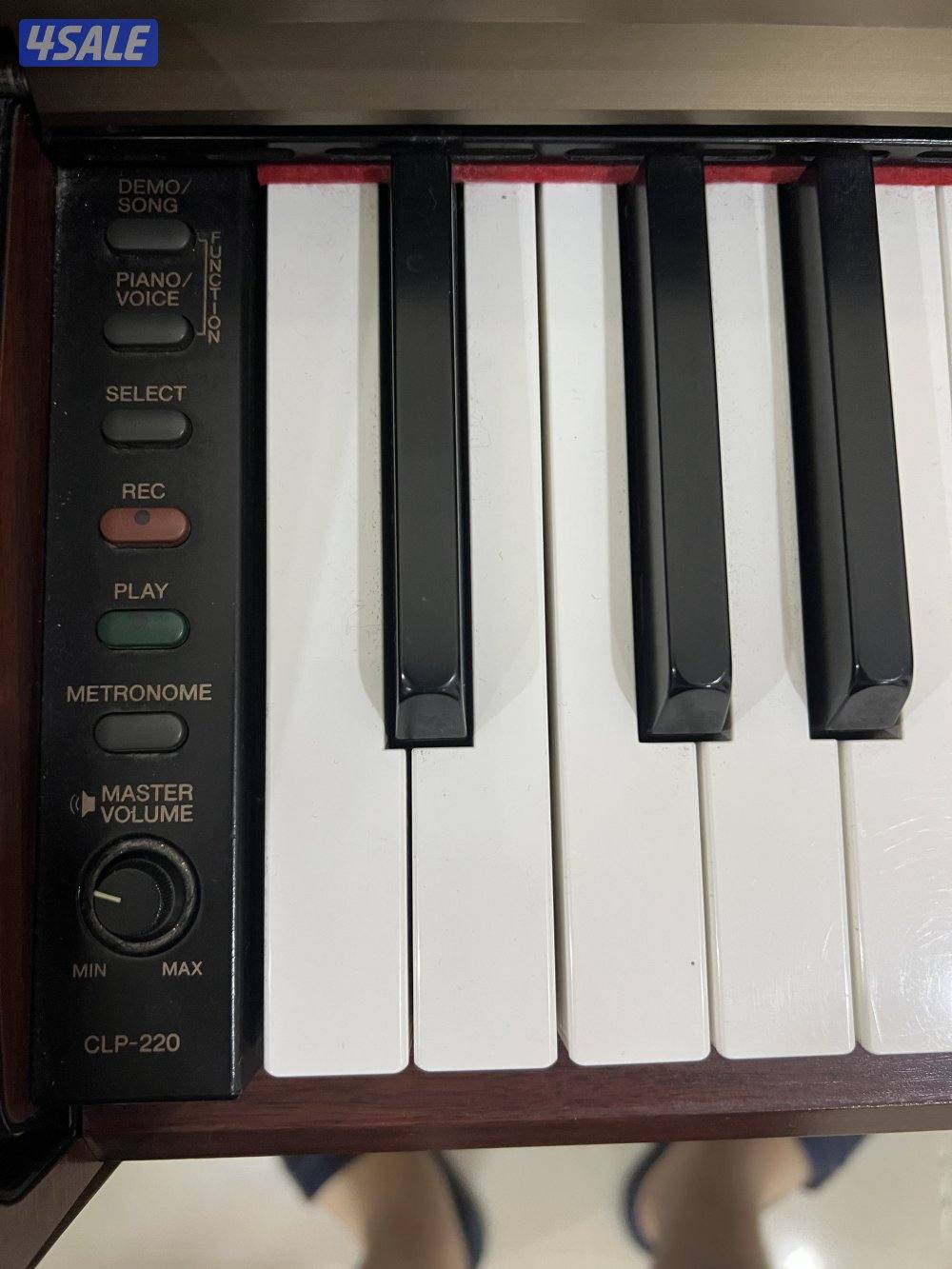 للبيع بيانو ياماها Clavinova CLP-220 بحالة ممتازة2