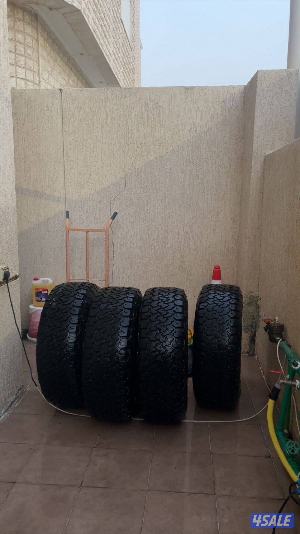 للبيع اربع تواير بلاك بير نص حجري مو مستعملين ولا مره1