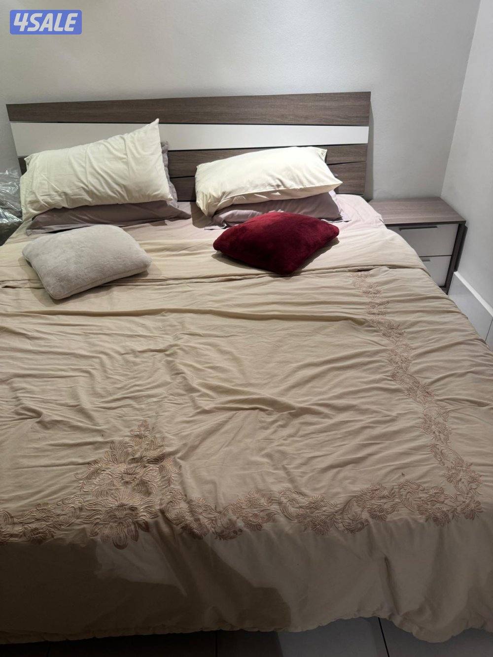 غرفة نوم وغرفة طعام وكرسي مساج0