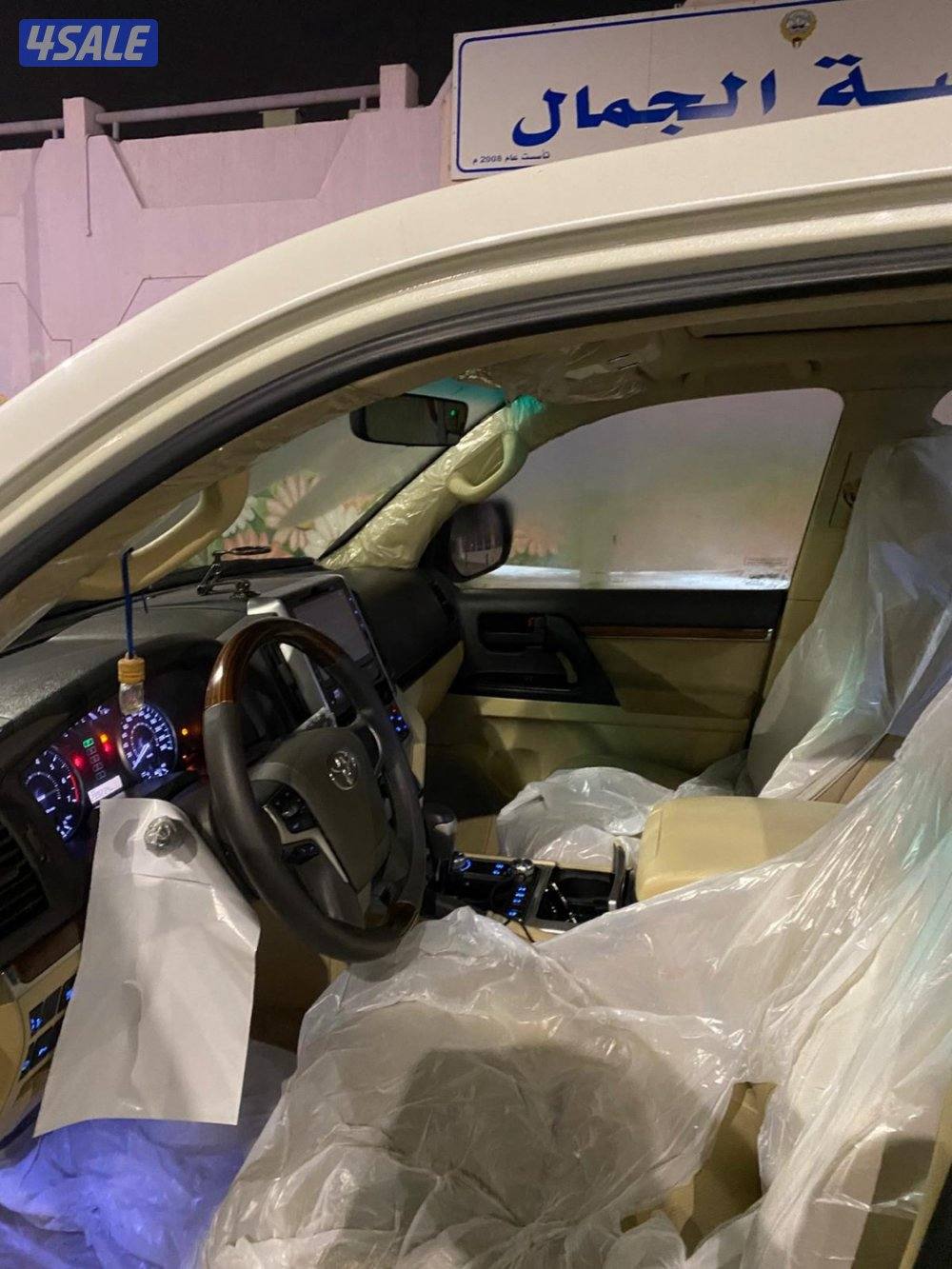 للبيع لاند كروزر مديل 2017 الدرجه الاولئ الساير المالك الاول شرط الفحص2