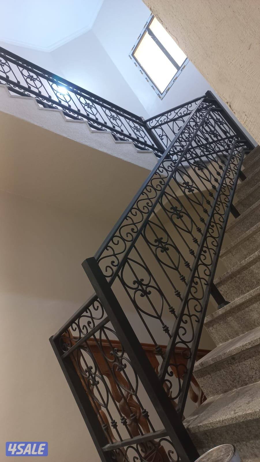 حداد ايراني حديد  مشغول ابواب درابزين اسوار تركيب مضلات خشبي1