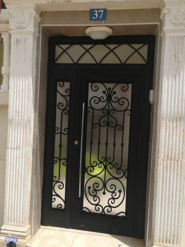 حداد ايراني حديد  مشغول ابواب درابزين اسوار تركيب مضلات خشبي3