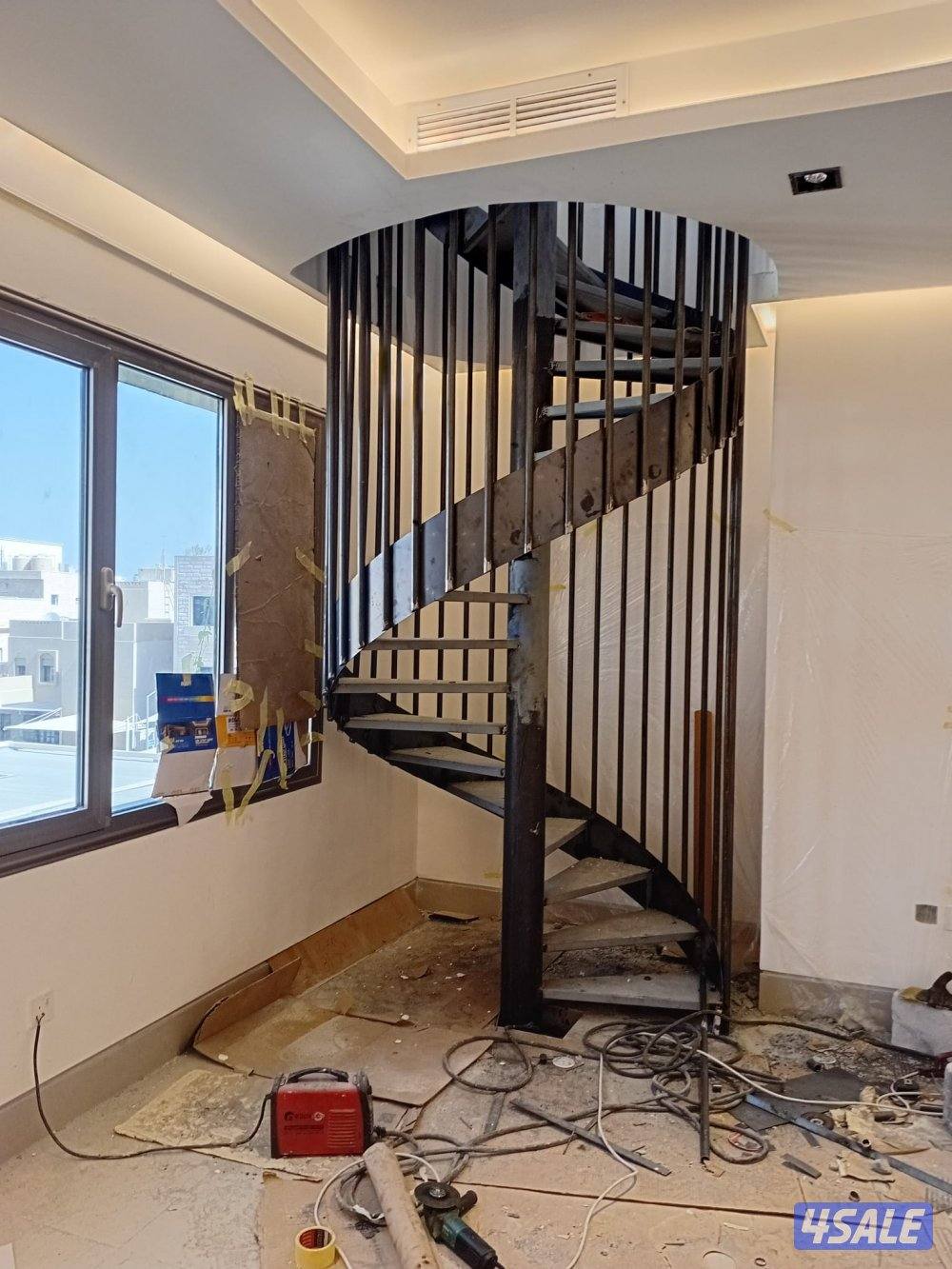 حداد ايراني حديد  مشغول ابواب درابزين اسوار تركيب مضلات خشبي5