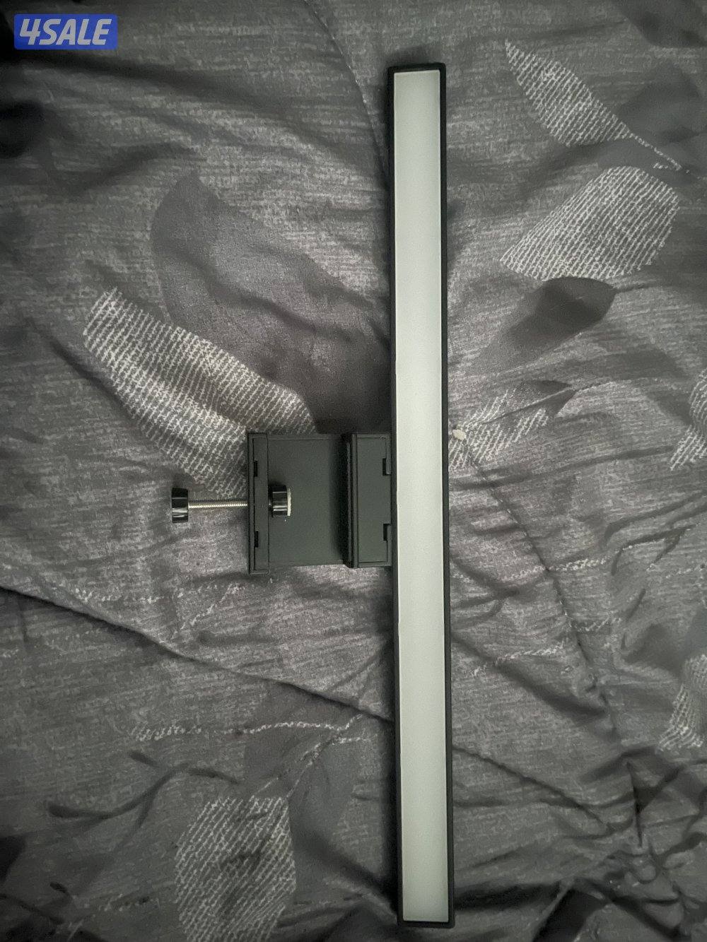 كيبورد اصلي مع الماوس و معاهم اضاءة صفراء تتركب فوق الشاشة0