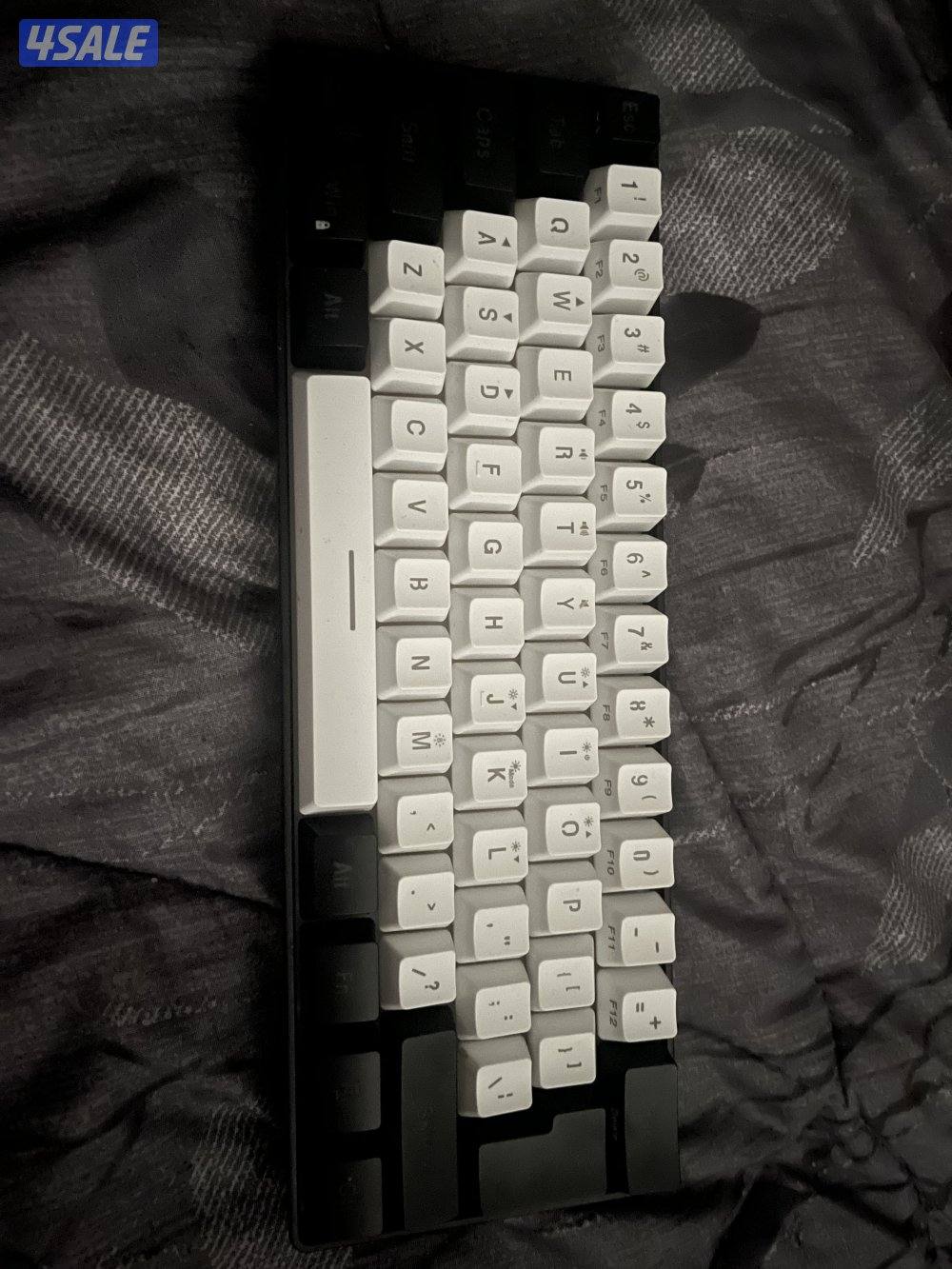 كيبورد اصلي مع الماوس و معاهم اضاءة صفراء تتركب فوق الشاشة2