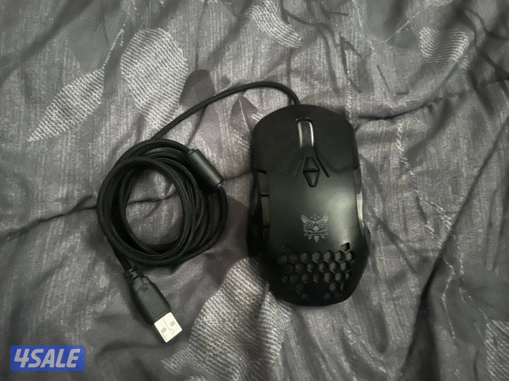 كيبورد اصلي مع الماوس و معاهم اضاءة صفراء تتركب فوق الشاشة3