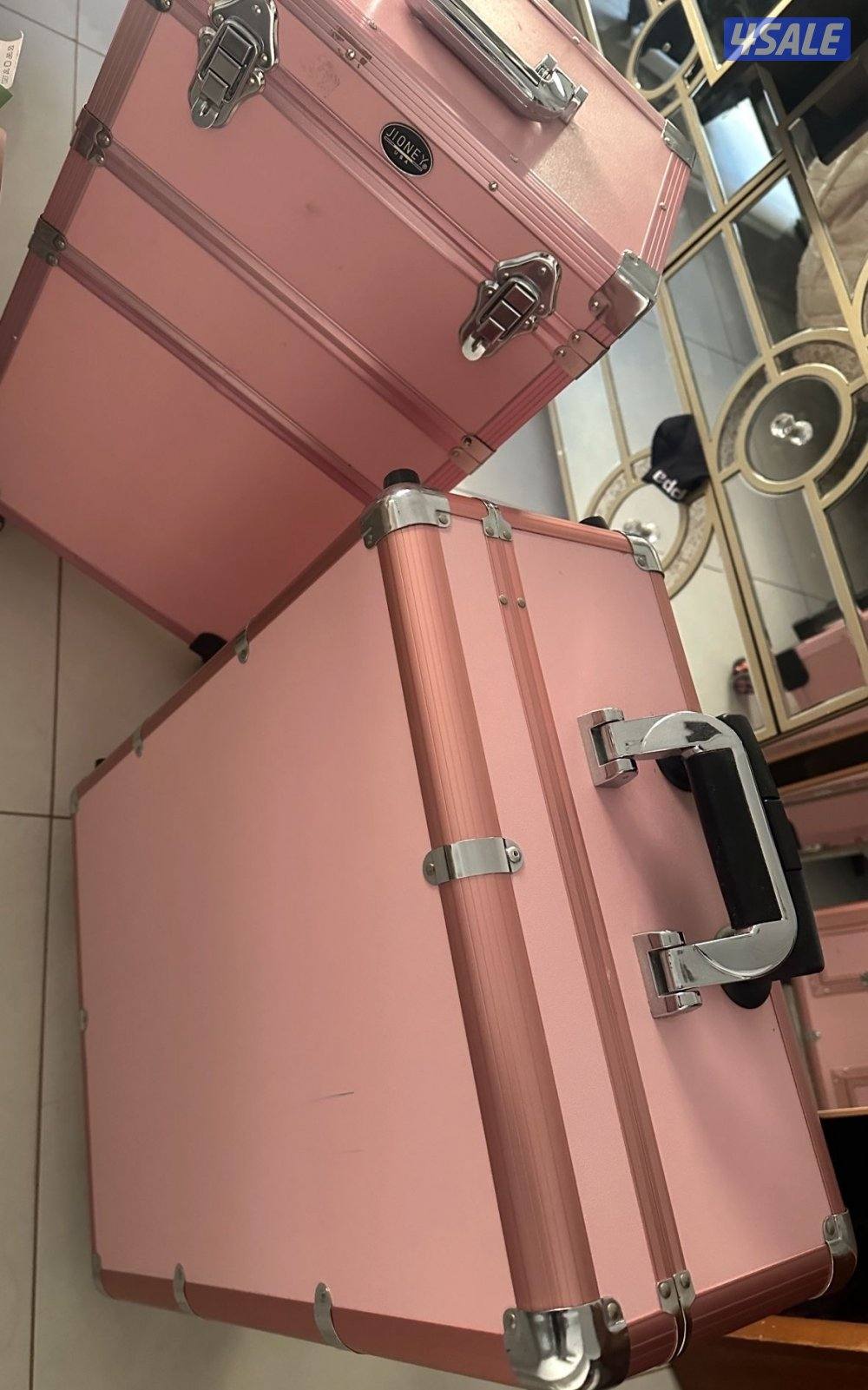 شنطتين ميك أب اللون زهري الشنط جرار و في وحدة فيها اضاءة0