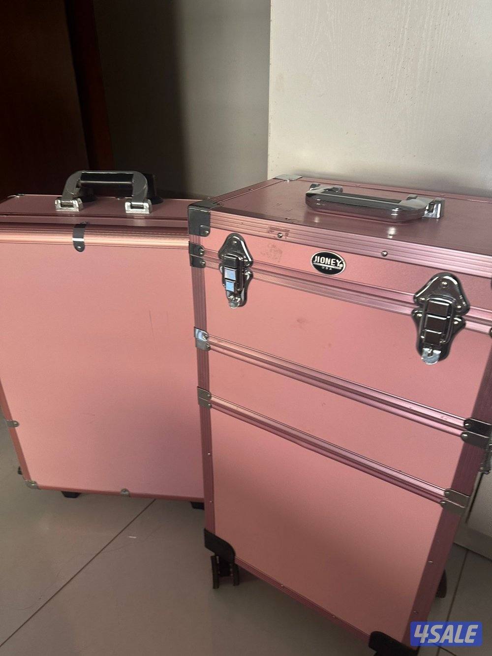 شنطتين ميك أب اللون زهري الشنط جرار و في وحدة فيها اضاءة1