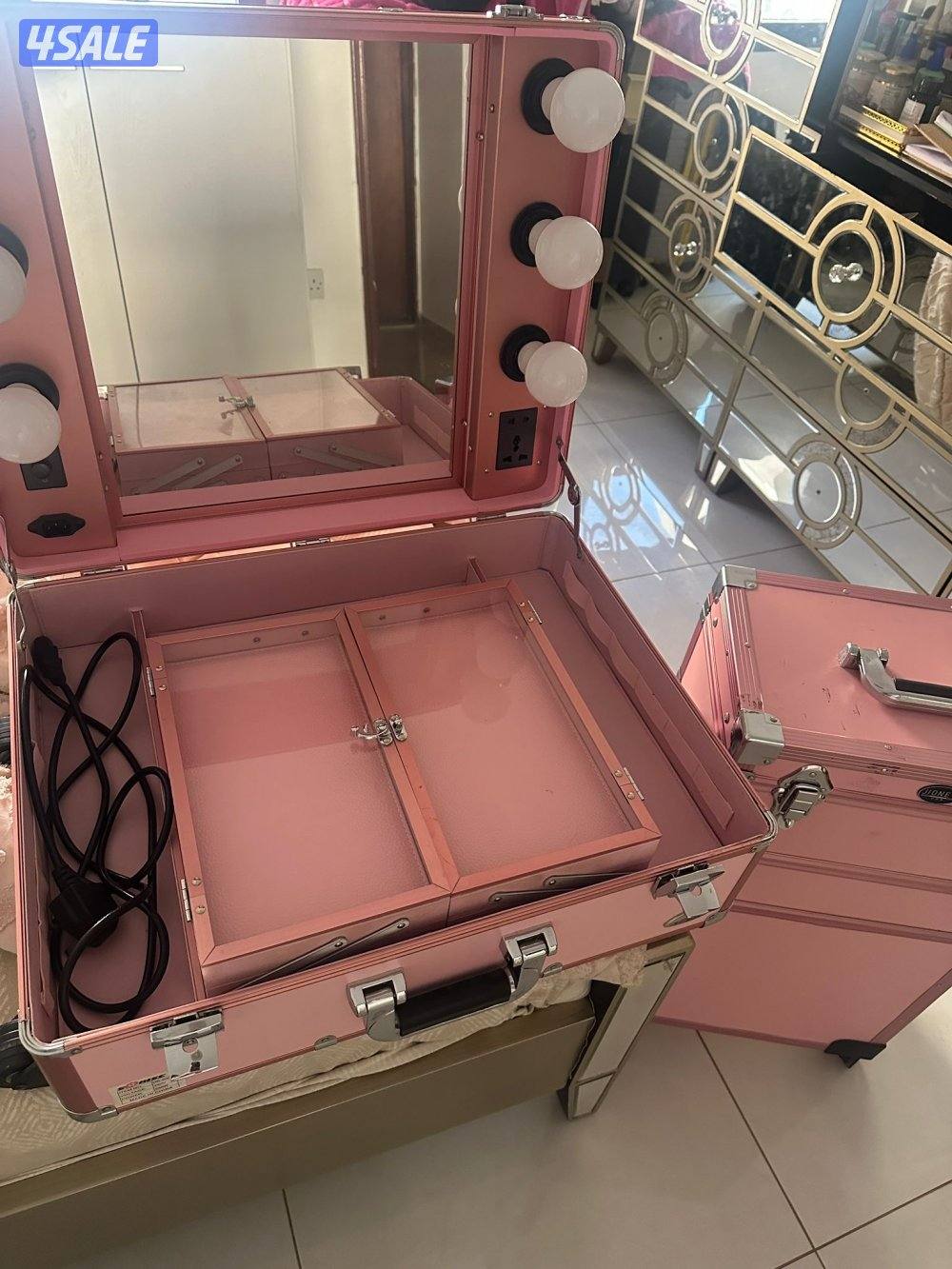 شنطتين ميك أب اللون زهري الشنط جرار و في وحدة فيها اضاءة2