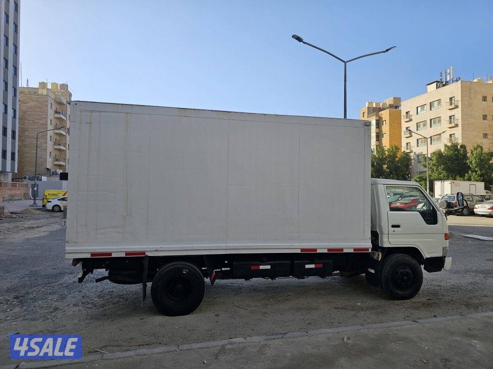 هاف لوري تويوتا  الطول 4.5 الوزن 5.100 طن. بيمه سنه2