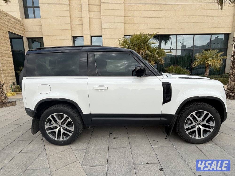 Land Rover Defender model 20211