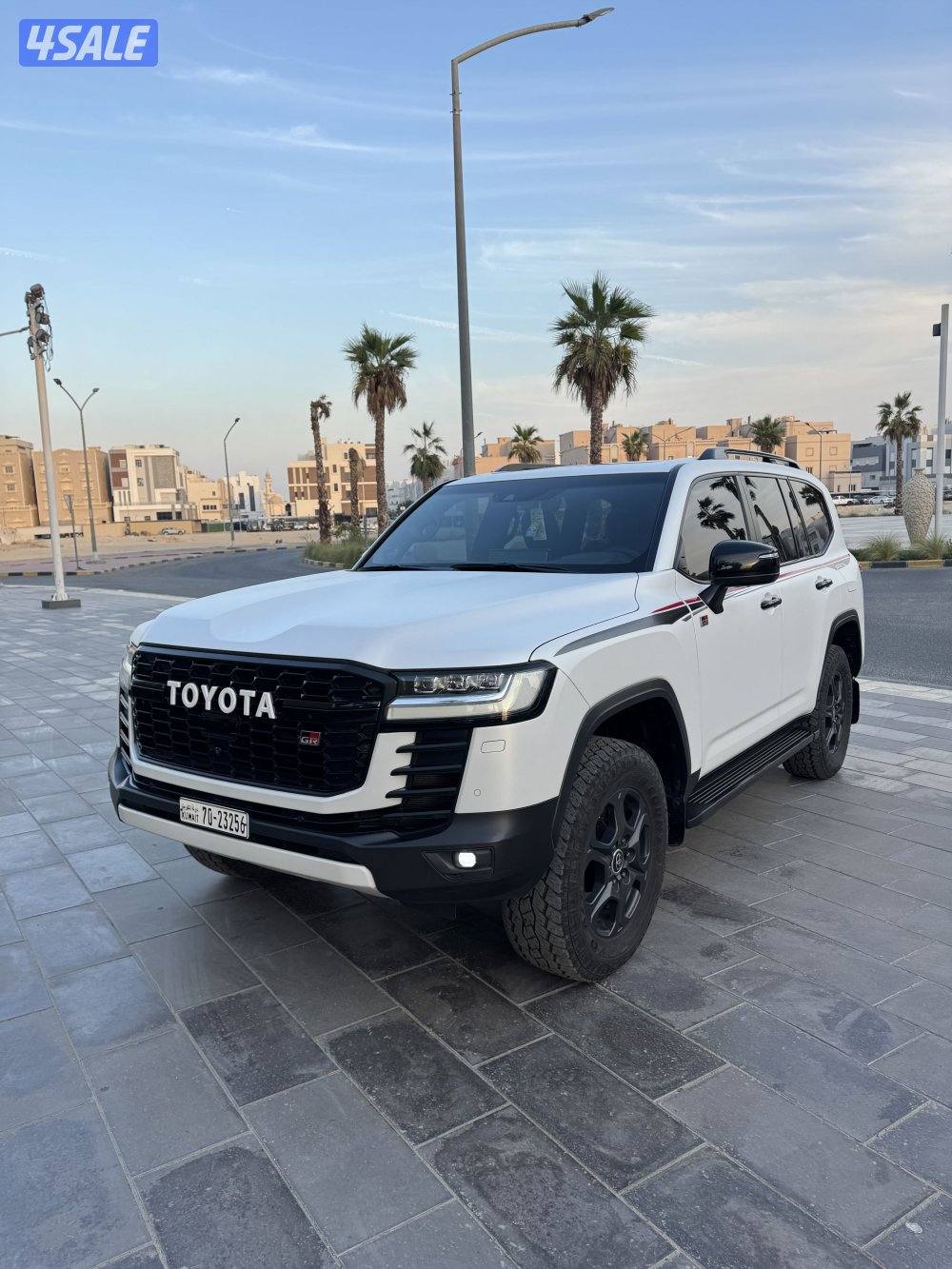 لاندكروزر GR ابيض 20230