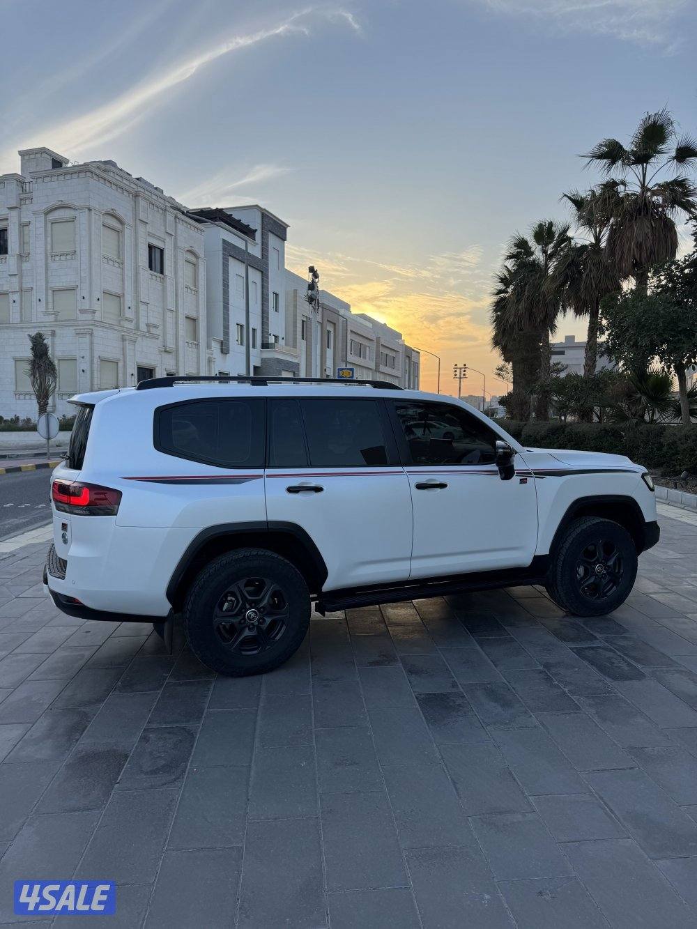 لاندكروزر GR ابيض 20231