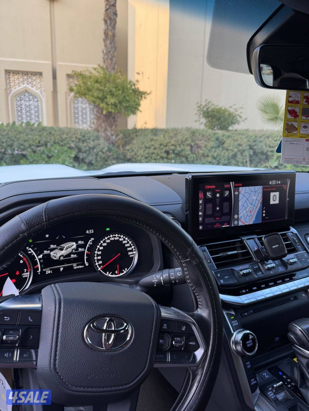 لاندكروزر GR ابيض 20235