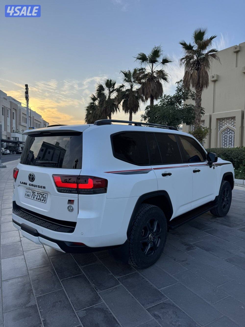 لاندكروزر GR ابيض 20233