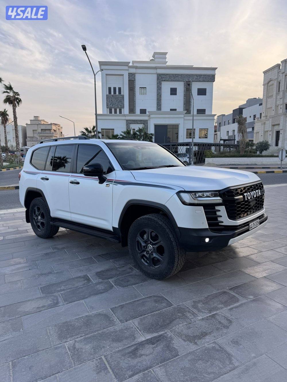 لاندكروزر GR ابيض 20232
