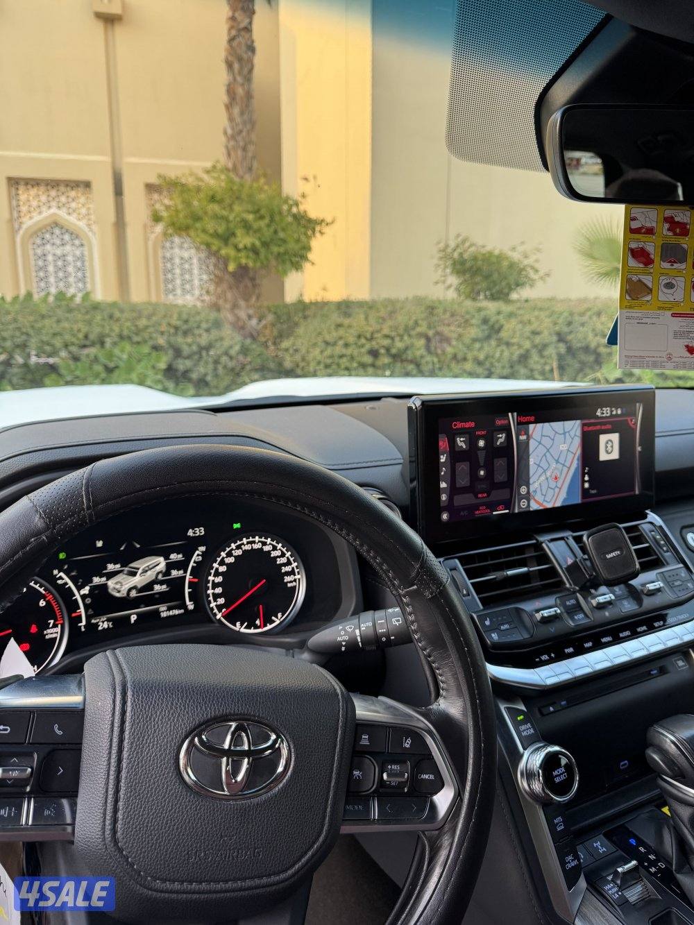 لاندكروزر GR ابيض 202310