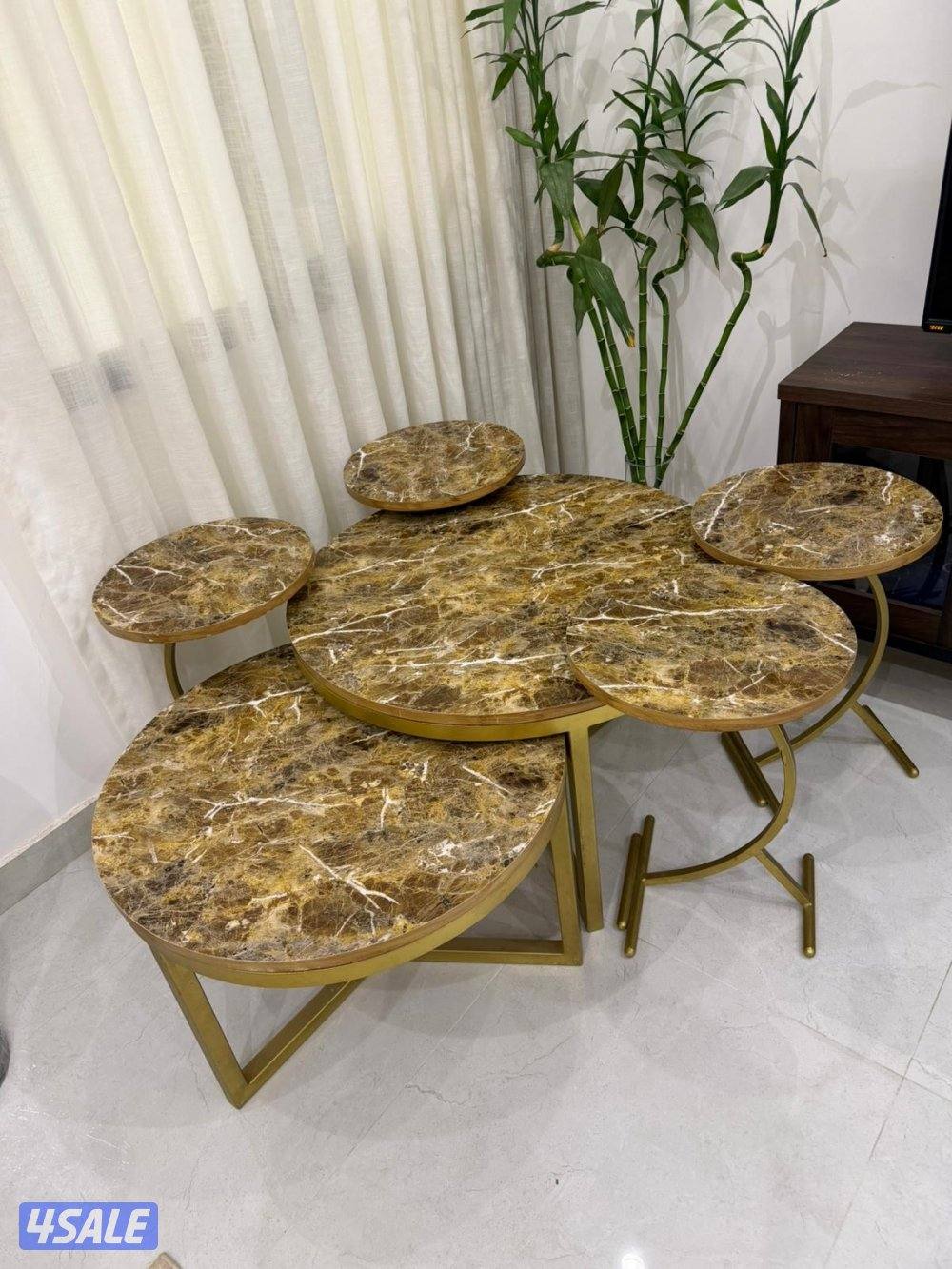 للبيع طاولات وسط ٢ مع ٤ خدمة بحالة ممتازة التواصل واتساب0