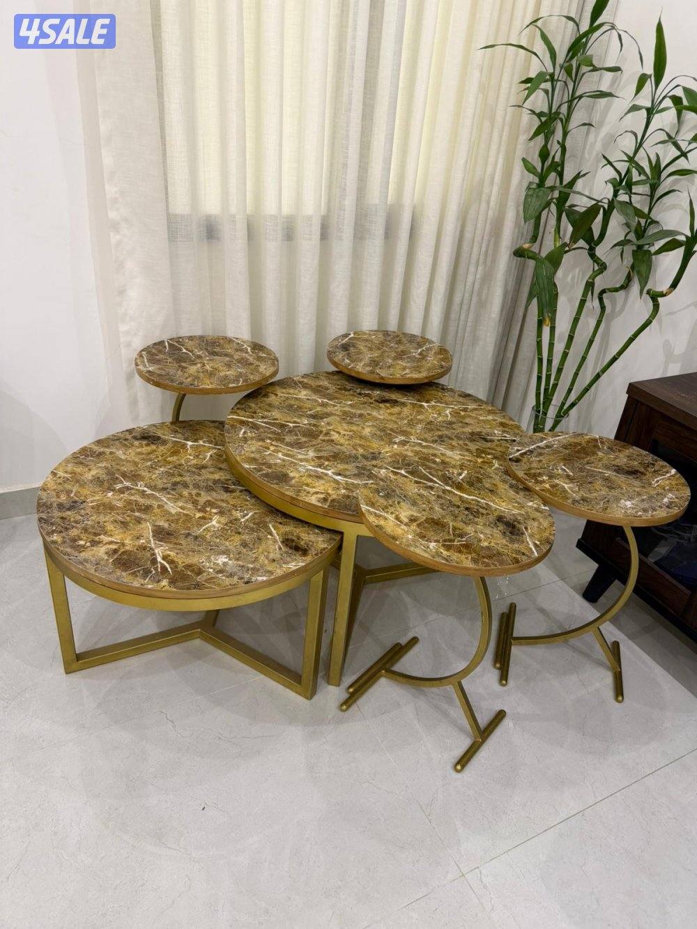 للبيع طاولات وسط ٢ مع ٤ خدمة بحالة ممتازة التواصل واتساب1