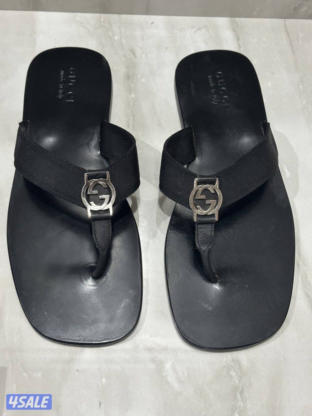 قوتشي اصلي مقاس 43 ونص. ويلبس 44 ونص0