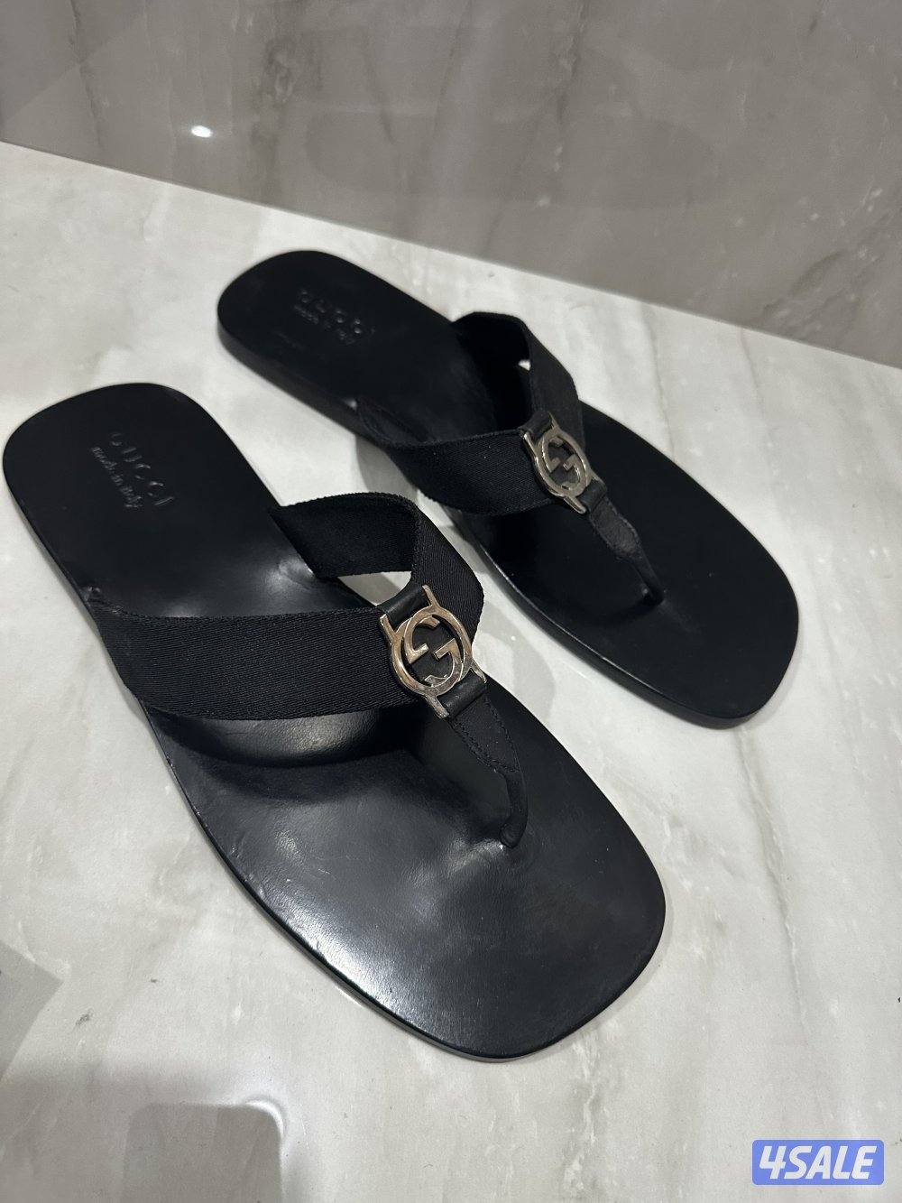 قوتشي اصلي مقاس 43 ونص. ويلبس 44 ونص1