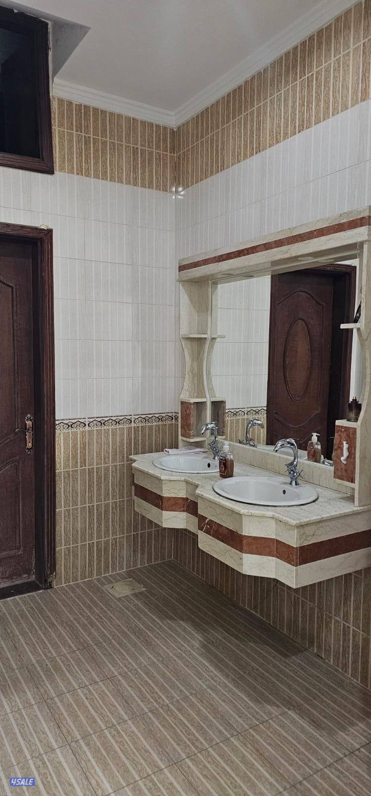 دور ارضي وأول دوبلكس مواقف مظله سخان مركزي ستلايت مركزي صالات مفتوحه4